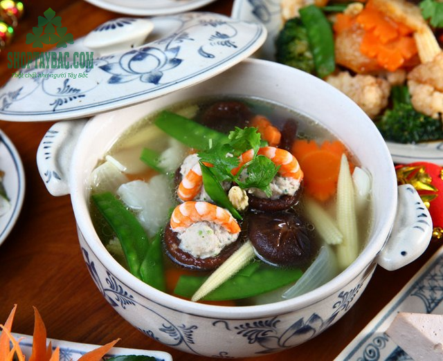Canh mộc nhĩ nấm hương hải sản