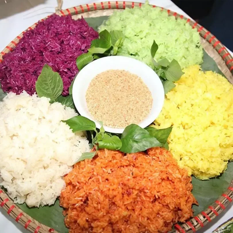 Xôi ngũ sắc được nấu bằng gạo nếp nương Điện Biên
