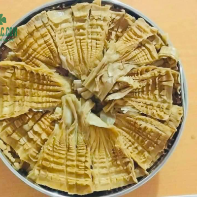 Măng khô ngâm nước trước khi chế biến