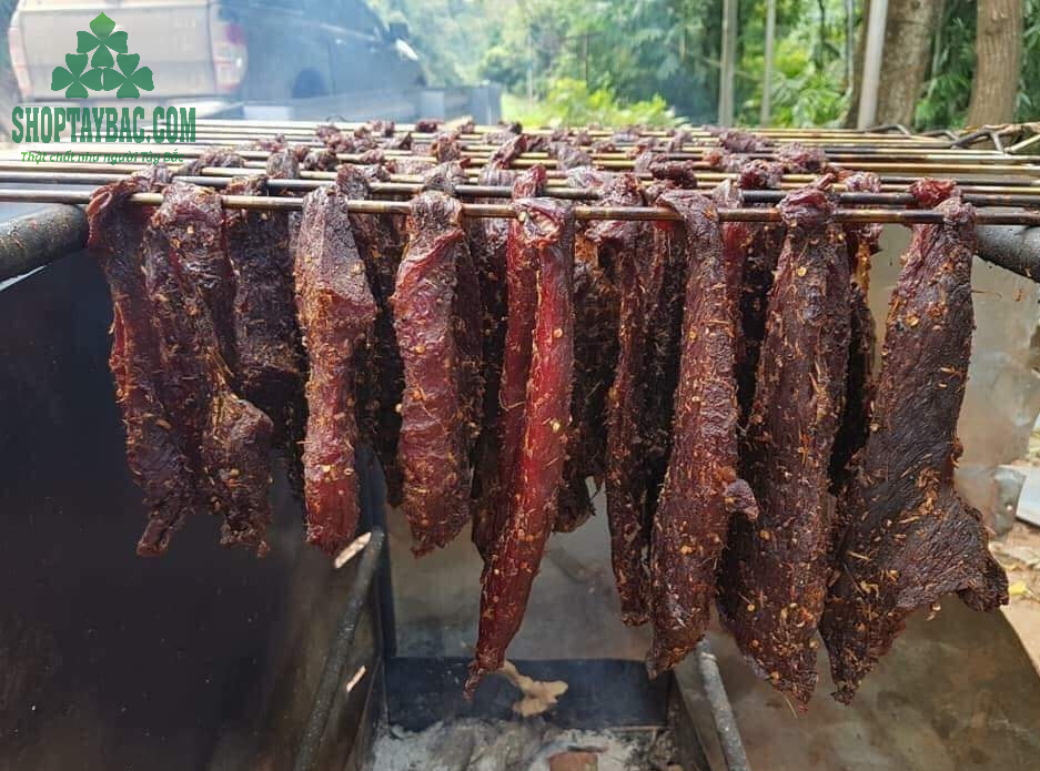 Thịt bò gác bếp chế biến thủ công
