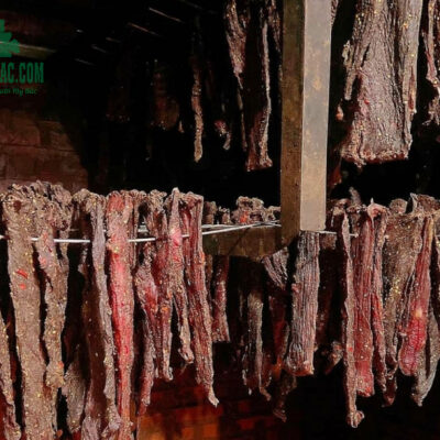 Thịt lợn gác bếp 100% được chế biến thủ công