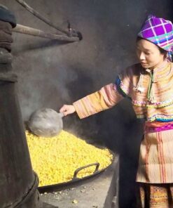 Nấu rượu ngô truyền thống
