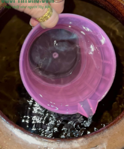 Rượu men lá ngâm trong chum