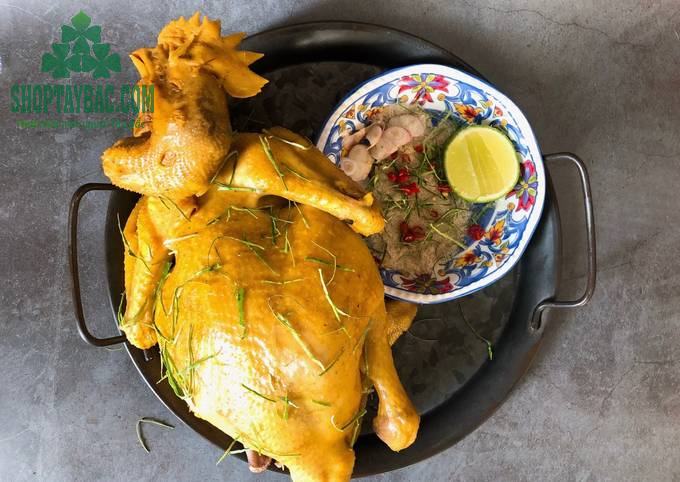 Gà luộc chấm muối tiêu chanh
