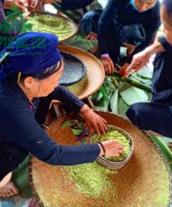 Chế biến thủ công cốm xanh khô Tây Bắc