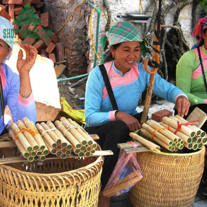 Cơm lam được bán tại các phiên chợ vùng cao