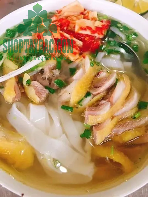 Măng tre ngâm tỏi ớt ăn kèm bún, phở, mỳ tôm