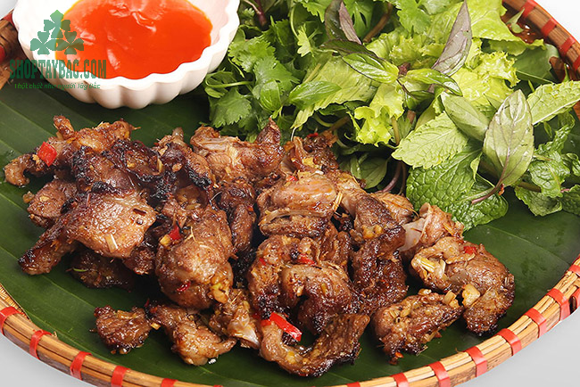 Thịt lợn nướng than hoa thơm ngon đặc trưng