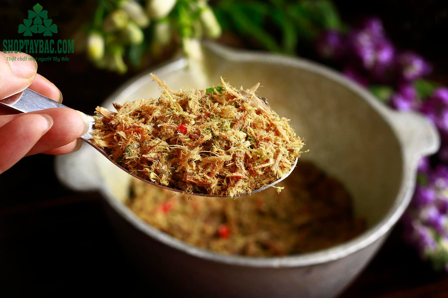 Cá khô giã ớt là món ăn đặc trưng của người dân Tây Bắc khi đi rừng