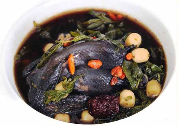 Gà đen H'Mông hầm thuốc bắc