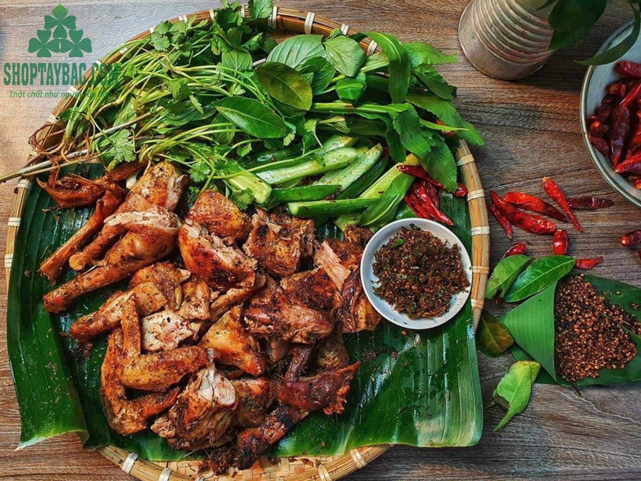 Gà ta nướng trong mâm cỗ lá