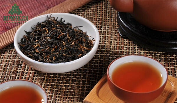 Hồng trà shan tuyết có nước màu đỏ đặc trưng