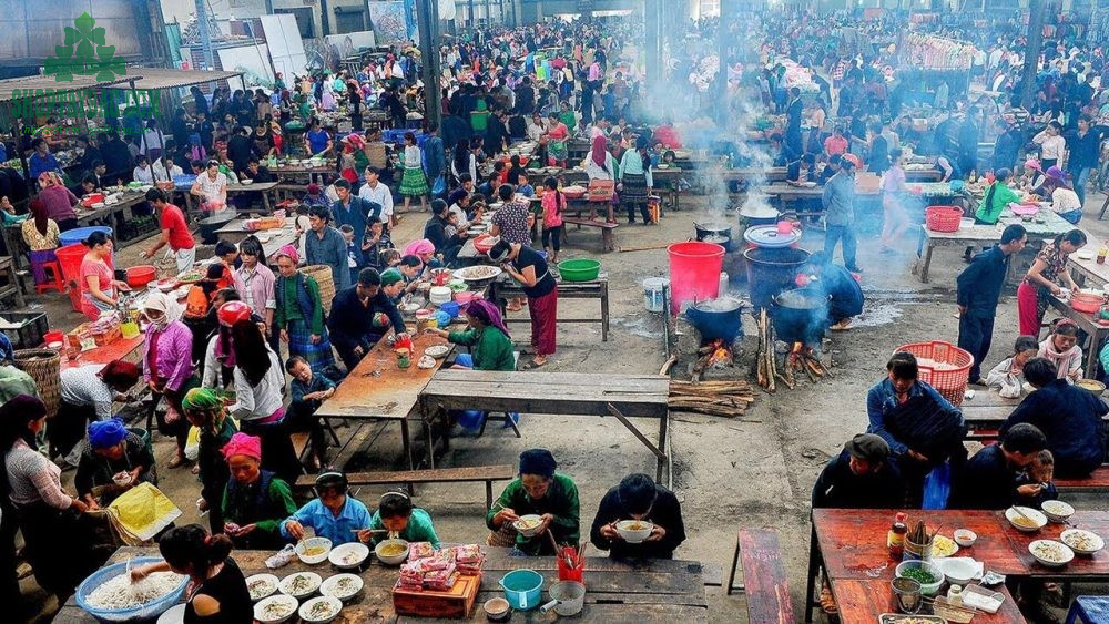 Khu vực ẩm thực tại chợ phiên Pà Cò