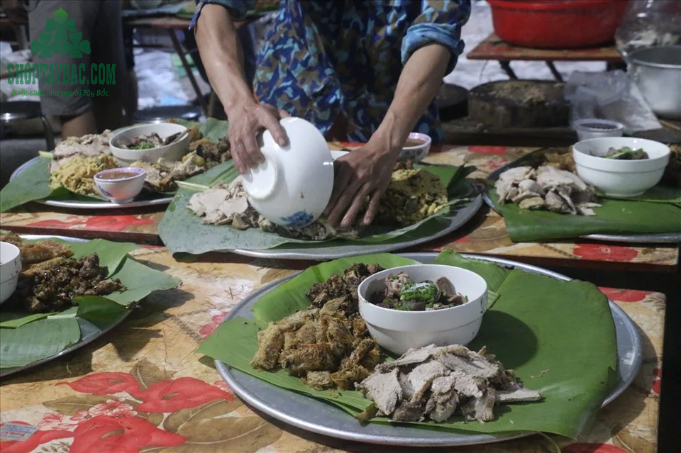 Làm cỗ lá ngày đặc biệt của người Thái ở Sơn La
