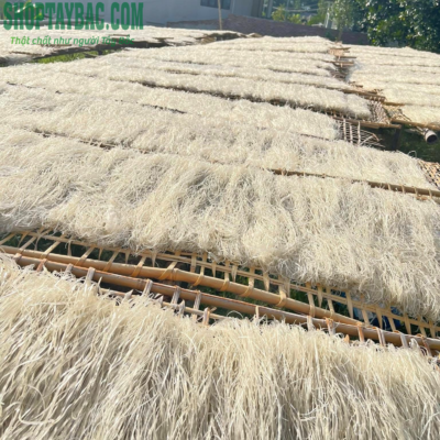 Miến dong Điện Biên được chế biến, phơi sấy thủ công tại làng nghê