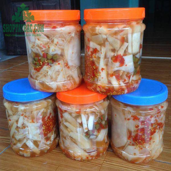Ngâm măng vào hộp khoảng 10-15 ngày để ngon nhất