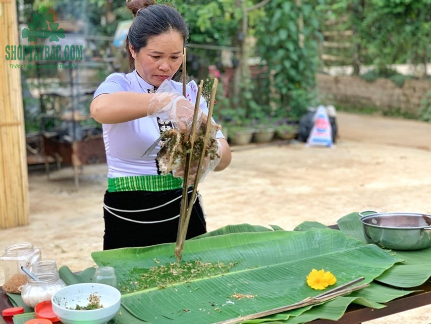 Người dân tộc Thái làm pa pỉnh tộp tại 1 hội chợ ẩm thực