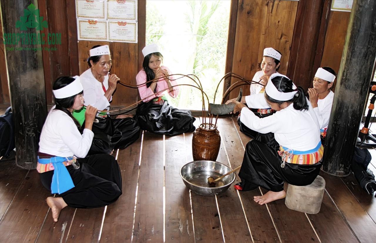 Rượu cần là nét đặc trưng văn hóa ẩm thực của người dân tộc Thái, Mường