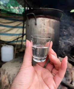 Rượu ngô men lá được nấu thủ công tại Hà Giang