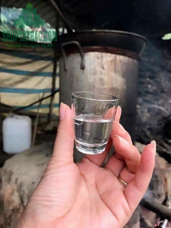 Rượu ngô men lá được nấu thủ công tại Hà Giang