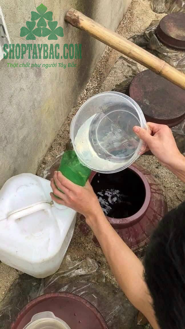 Rượu ngô men lá hạ thổ ít nhất 6 tháng