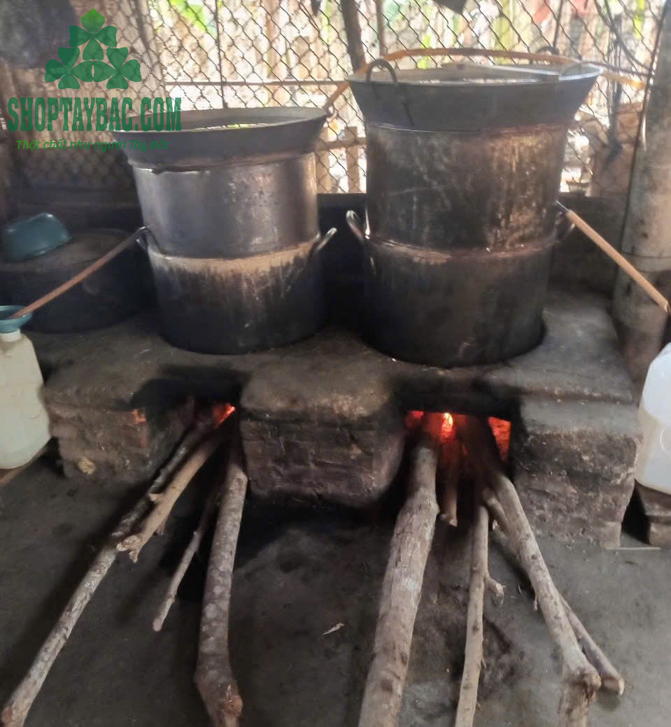 Rượu tam giác mạch được chế biến thủ công