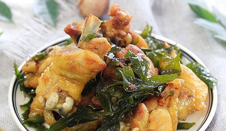 Thịt gà xào lá móc mật