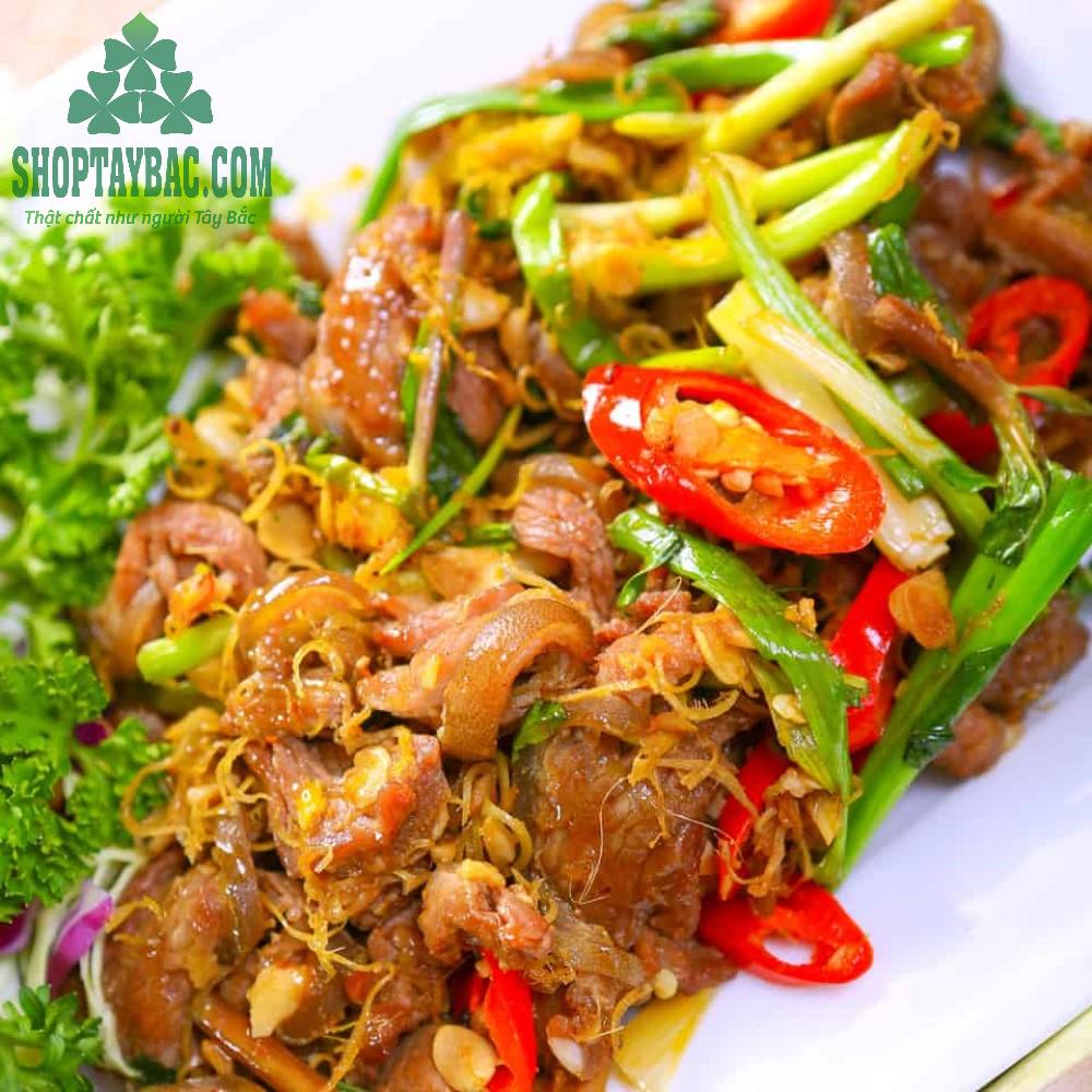 Thịt lợn mán đen xào lăn sả ớt