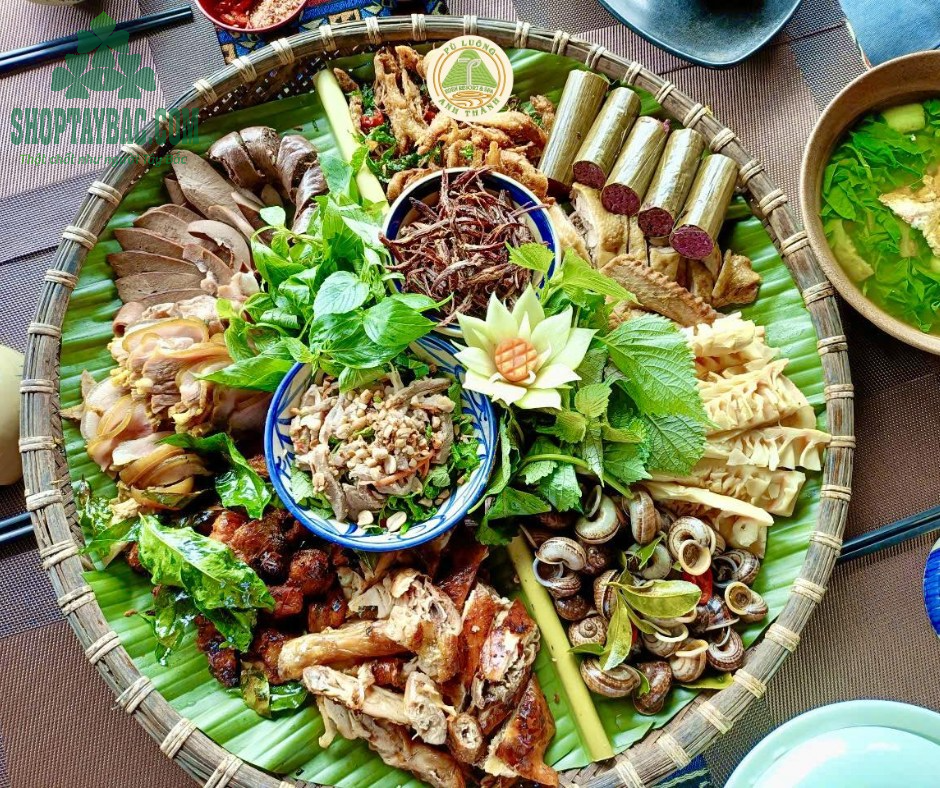 Thưởng thức cỗ lá đặc trưng ẩm thực Tây Bắc