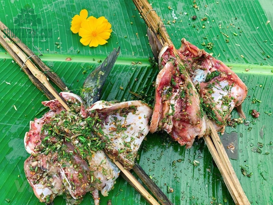 Ướp cá chuẩn bị nướng than hoa