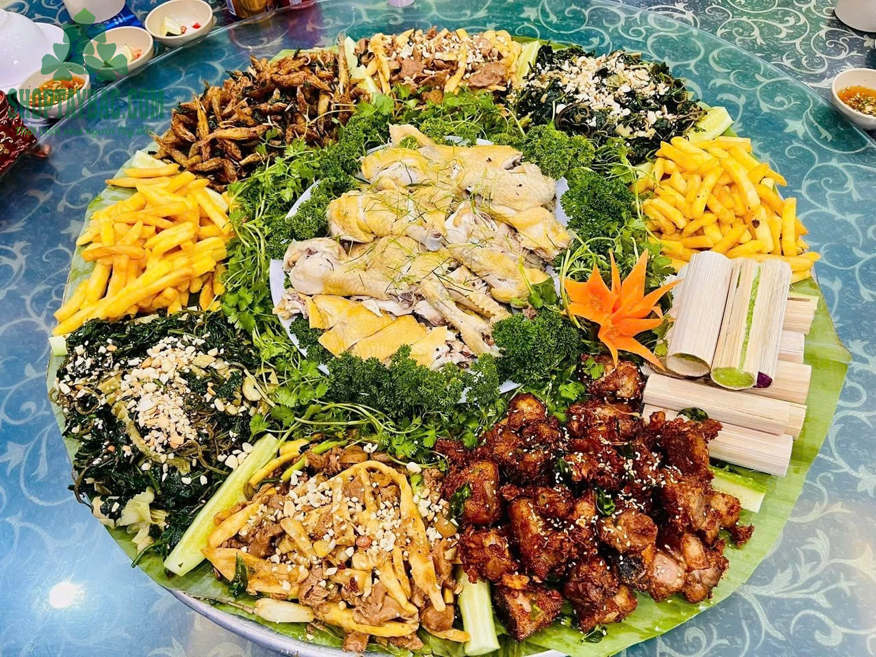 Ăn tối cỗ lá tại nhà sàn Tây Bắc