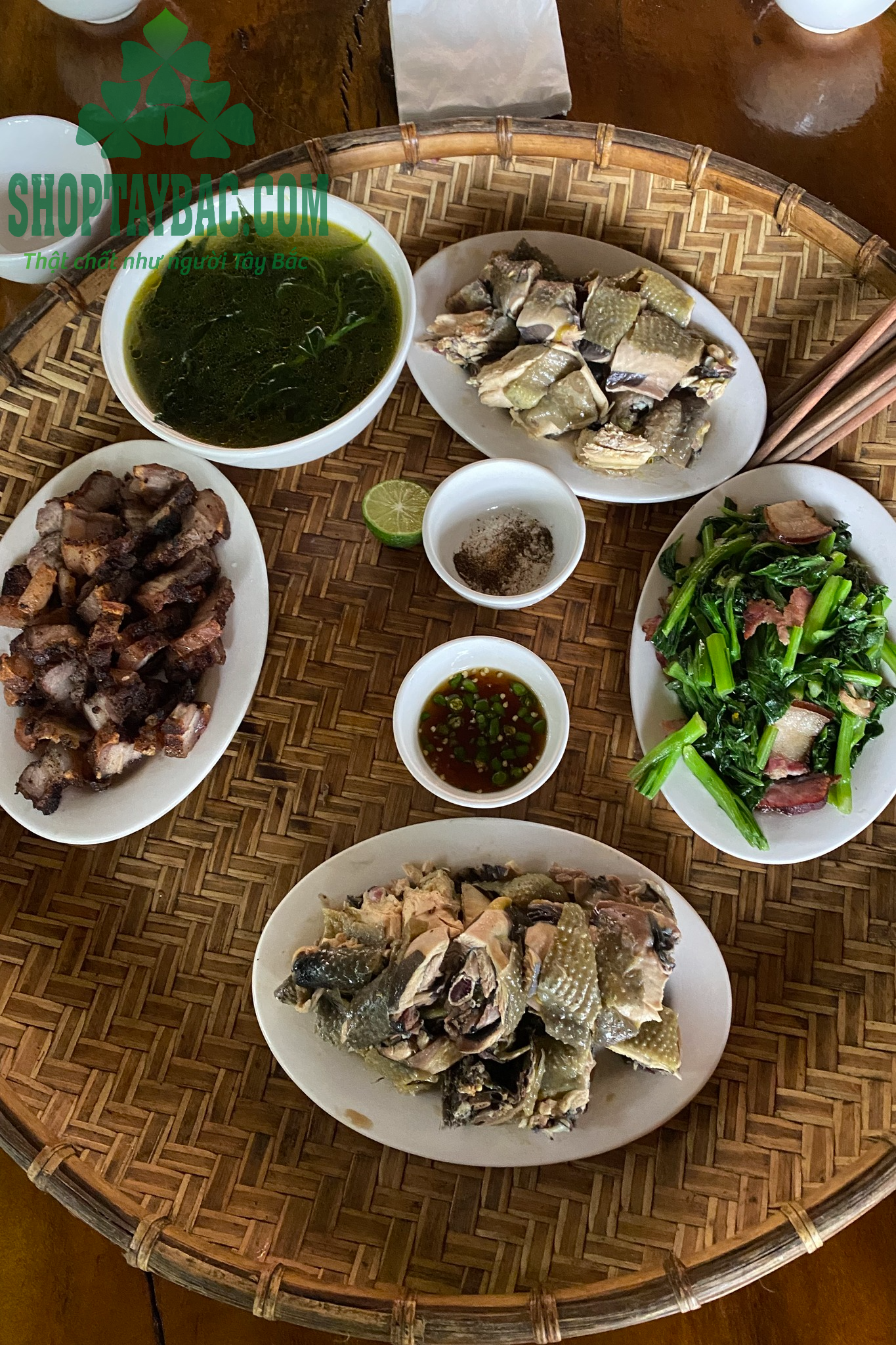 Gà đen hơ mông và cải mèo xào đặc sản Tây Bắc