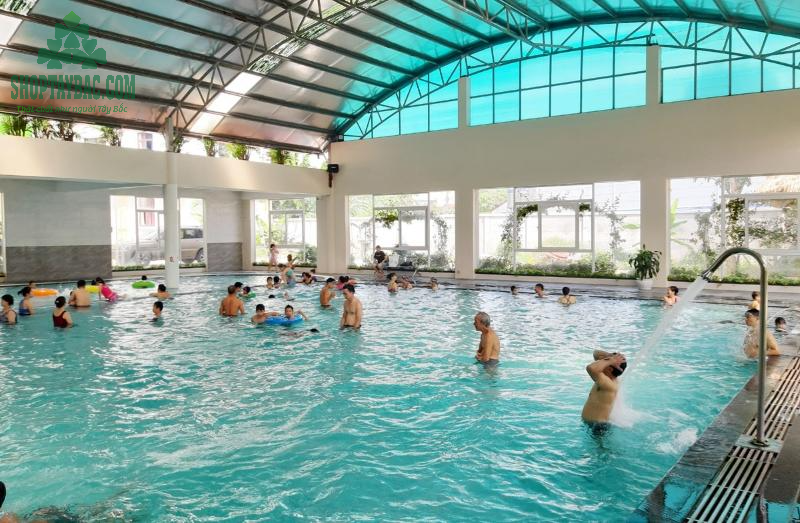 Tắm tại bể bơi nước khoáng nóng Kim Bôi Hòa Bình