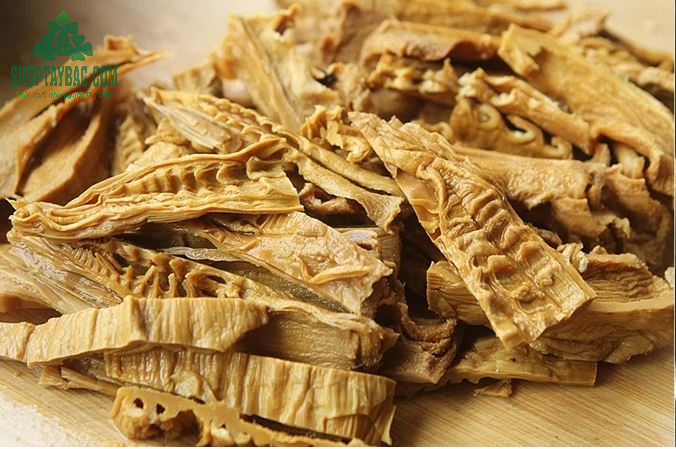 Măng khô ngâm mềm trước khi chế biến