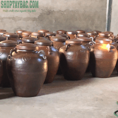 Rượu nếp quê được bảo quản chum sành