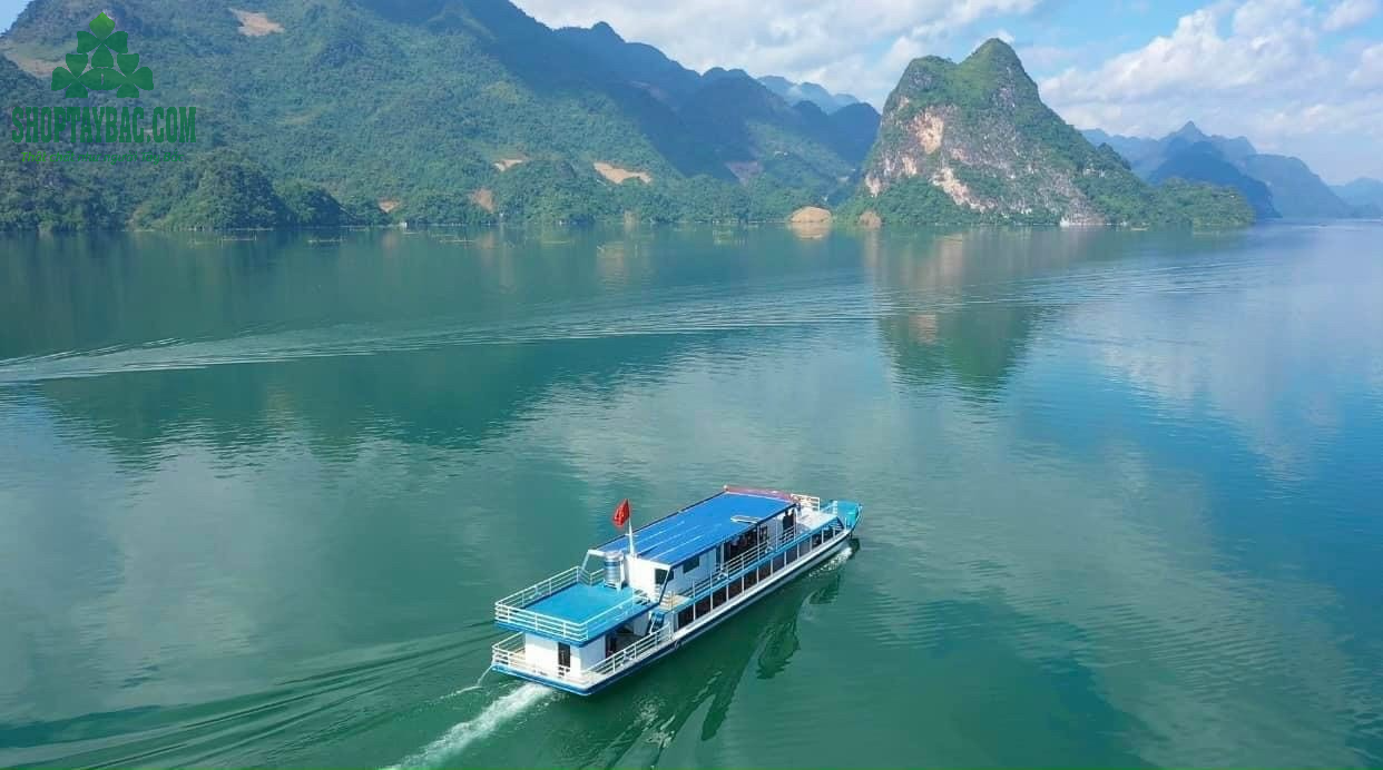 Du thuyền lòng hồ Sông Đà rất đáng trải nghiệm