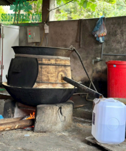 Rượu men lá chưng cất thủ công