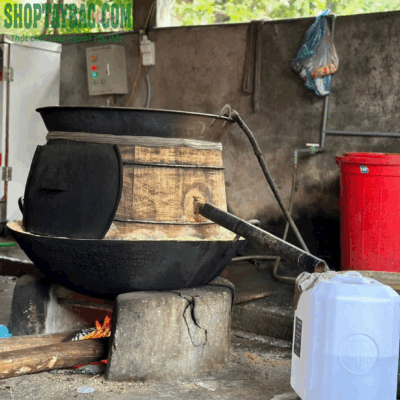 Rượu men lá chưng cất thủ công