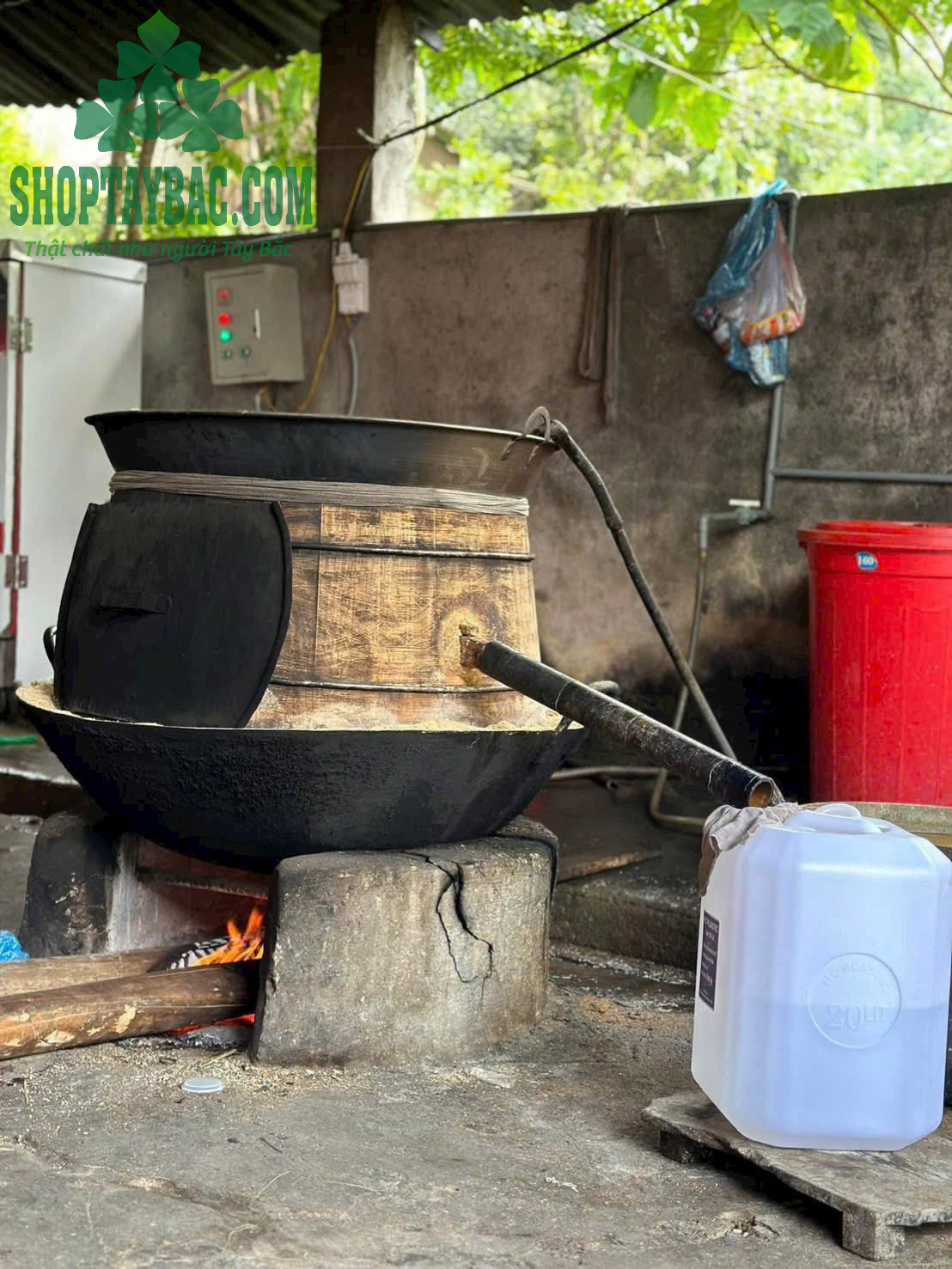 Rượu men lá chưng cất thủ công