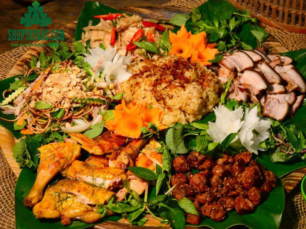 Cỗ lá đặc trưng không thể thiếu khi trải nghiệm văn hóa ẩm thực Hòa Bình