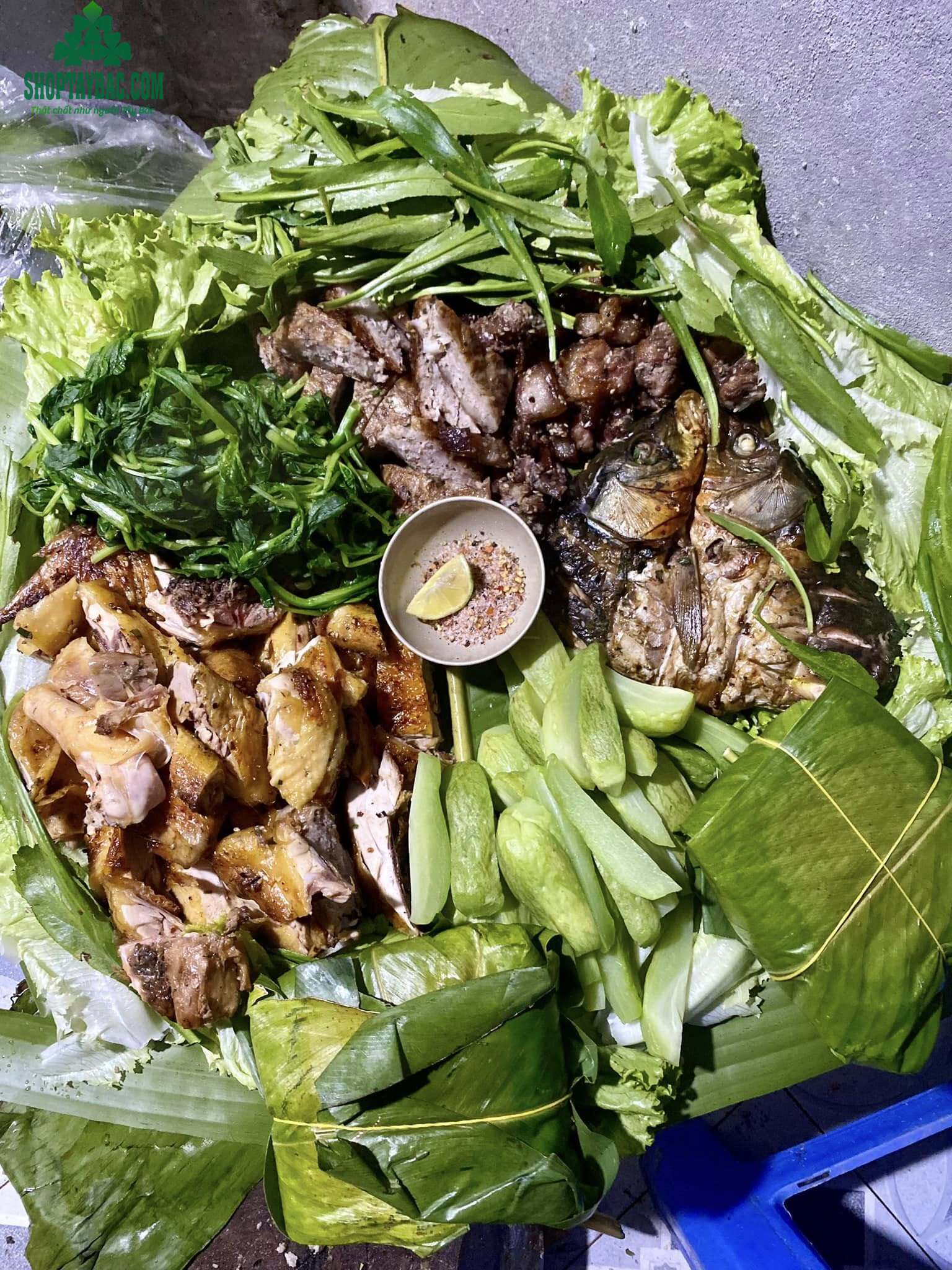Cỗ lá đồ Tây Bắc tại homestay tại Mù Căng Chải