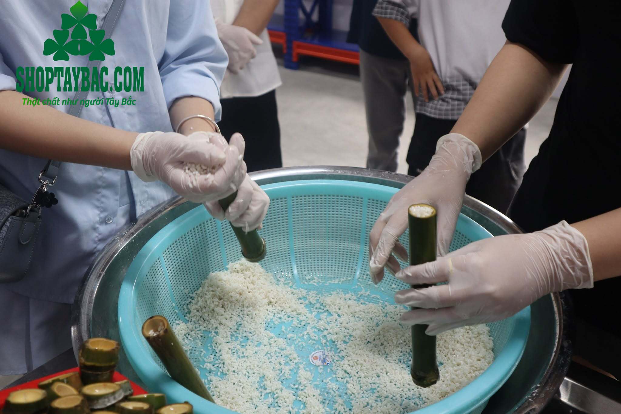 Cho gạo vào ống tre, nứa đã chuẩn bị sẵn