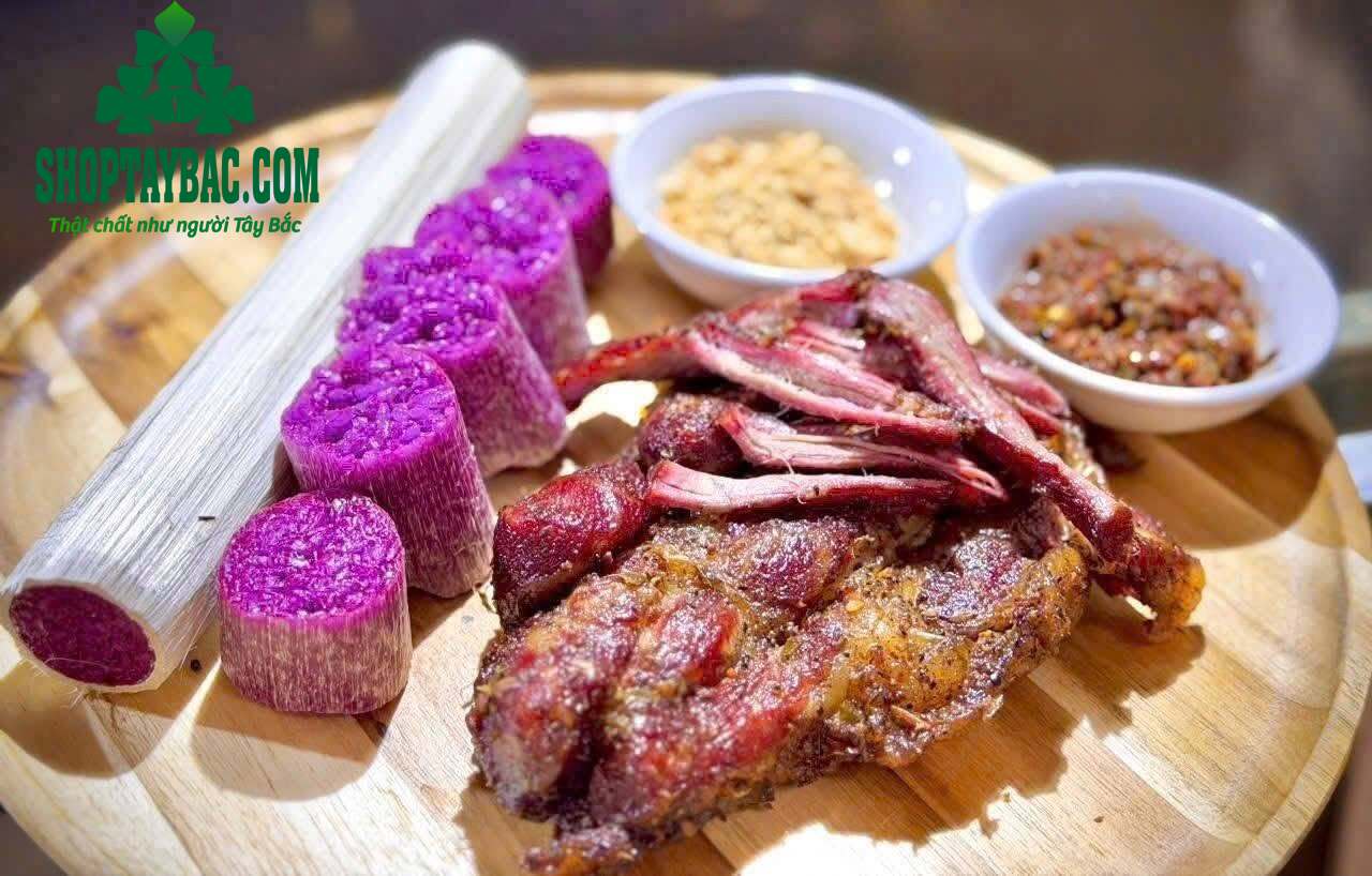 Cơm lam ăn cùng thịt trâu gác bếp mang hương vị truyền thống