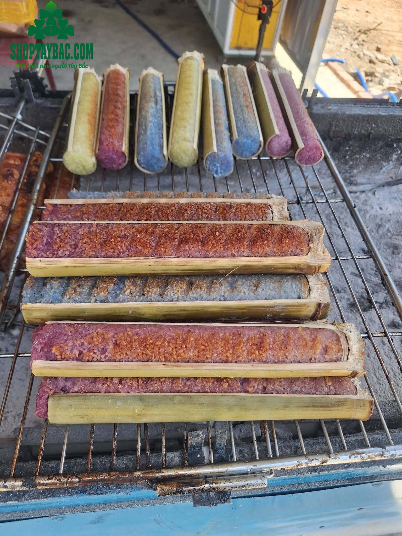 Cơm lam nướng mang hương vị đặc trưng của ẩm thực Tây Bắc