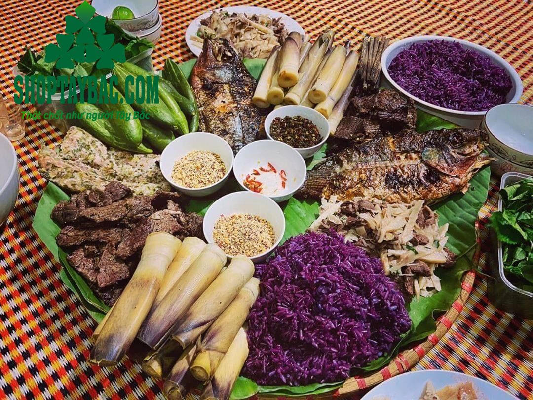 Mâm cơm truyền thống của người dân tộc Mông