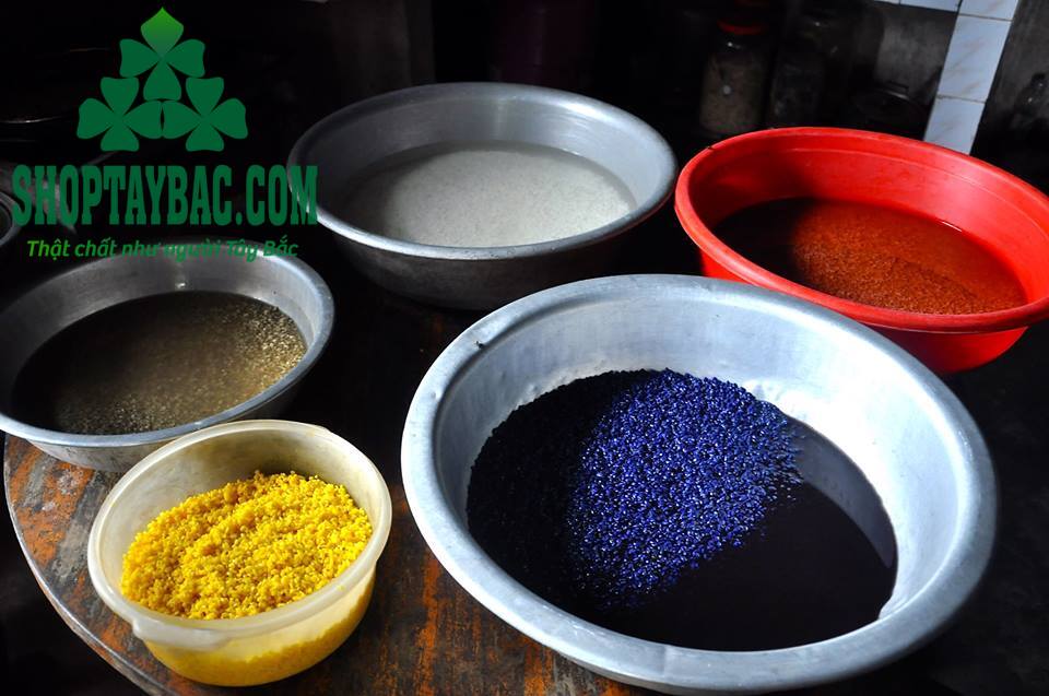 Ngâm gạo ngũ sắc trước khi nấu